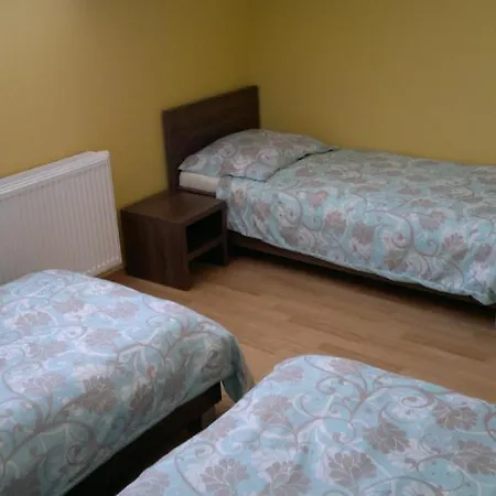Guest house Park - 2 Izbove Apartmany Na Prenajom Nove Mesto nad Vahom
